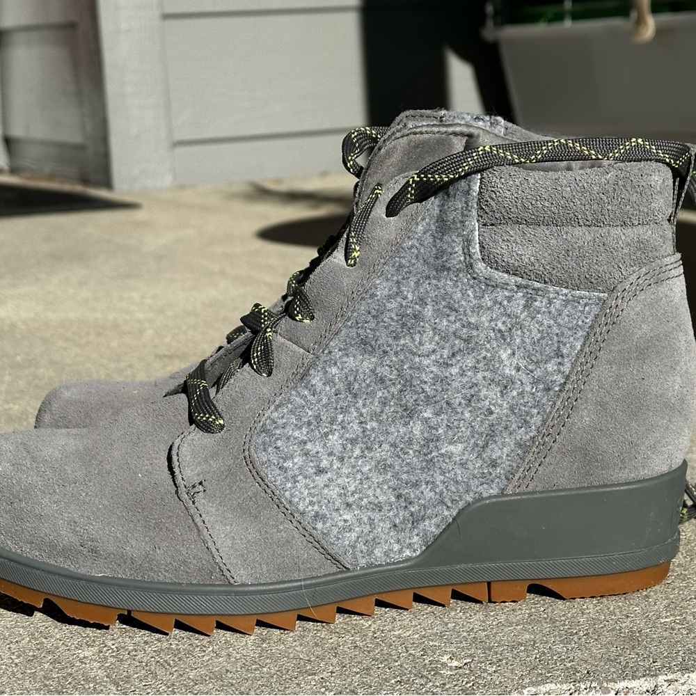 Sorel women’s Evie Ankle Lace Bootie grey size 9